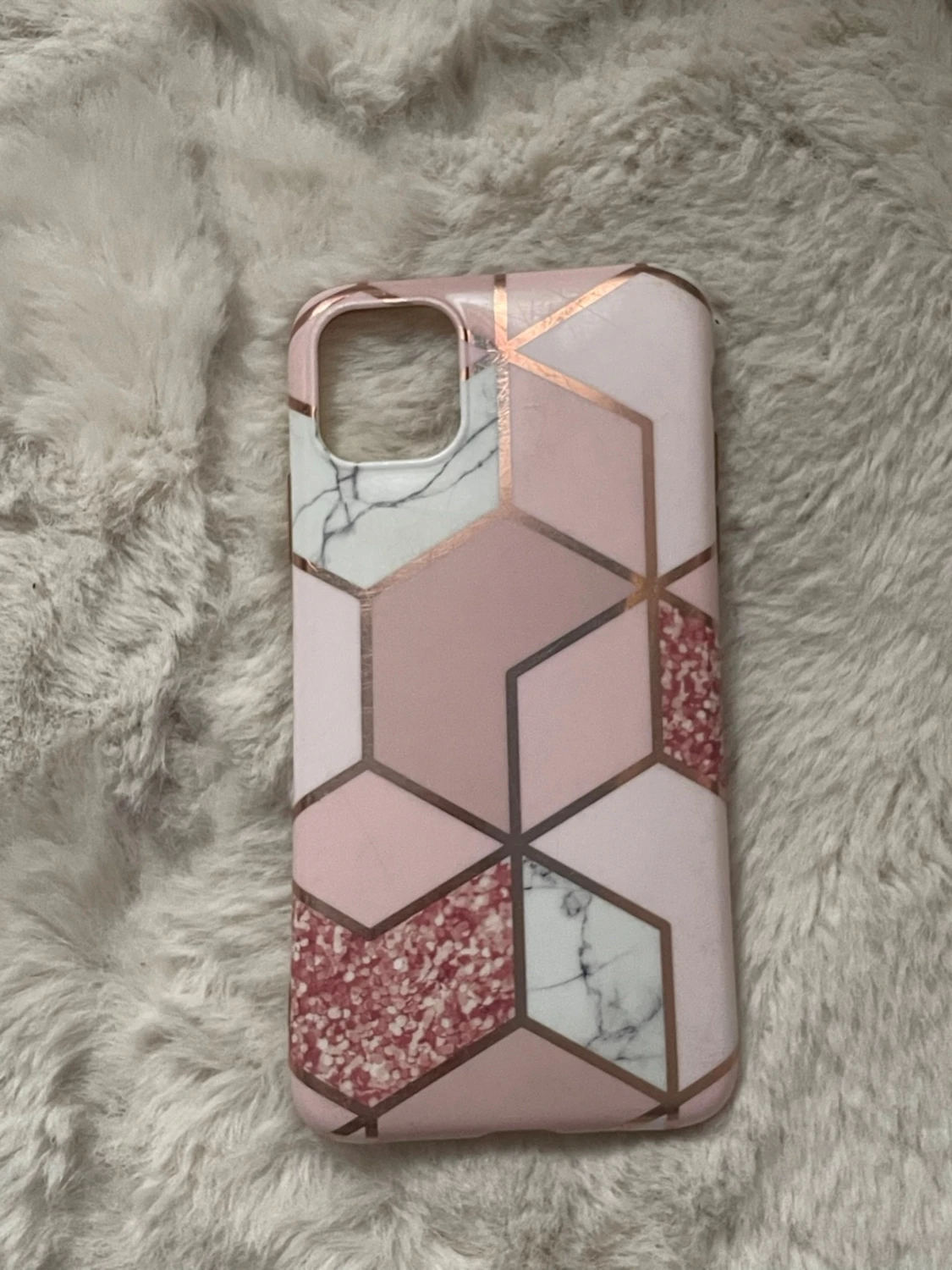 Rosa marmorerat mobilskal med hexagoner till IPhone 13.