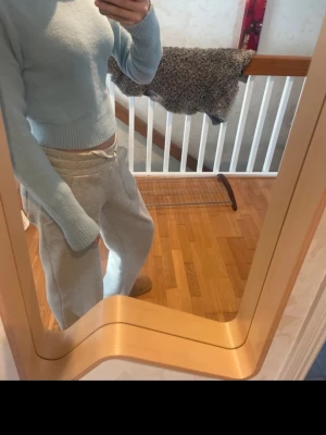 Ljusblå cropped stickad tröja Zara - Mysig ljusblå stickad tröja från Zara med croppad passform och rund halsringning. Fint skick från Zara i storlek M