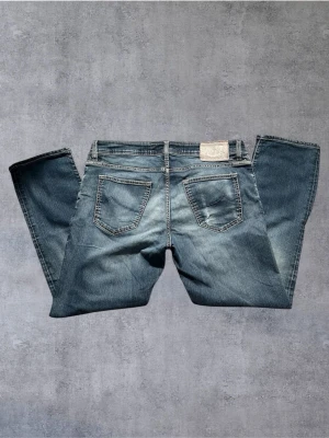 {J3} Jacob Cohën (622) - The Jeans have been well taken care of and are in excellent condition.  • Size: w36 Waits measurement: 46cm  Leg measurement (outseam): 95cm  • Modell 622 comfort • Color: Blue  • Retail price: 5490 SEK / 450€  • Ships within 24 hours of purchase