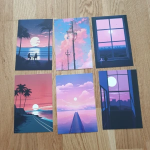 6st rosa/lila/blå solnedgång vykort  - Säljer ett set med 6st vykort med estetiska motiv av solnedgångar, palmer, stadssilhuetter och fönster. Färgerna går i rosa, lila, blått och vitt. Perfekta för dekoration, scrapbooking eller att skicka till vänner. Tryckta på tjockt papper med matt finish.
