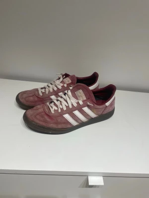 Adidas Specialized  - Säljer ett par vinröda retro Adidas Specialized. Storlek 43 och en tredjedel. 