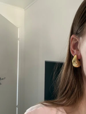 Guldiga örhängen från Ur & Penn  - Guldiga örhängen formade som en droppe från Ur & Penn