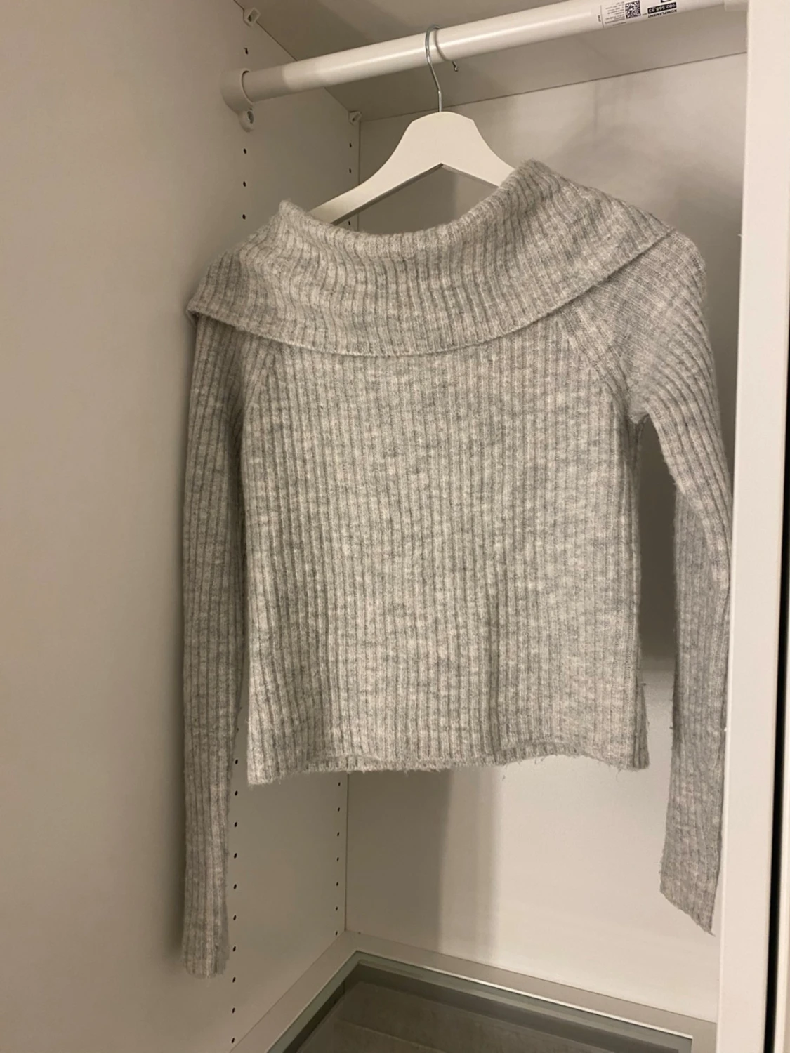 Grå off-shoulder stickad tröja