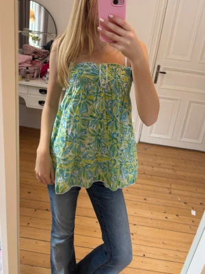 Sommartopp - Supersöt sommartopp i fint skick från Girl2Girl. Egentligen en barnklänning, men på bilden har jag vikt ner banden och använder som en tubtopp💕