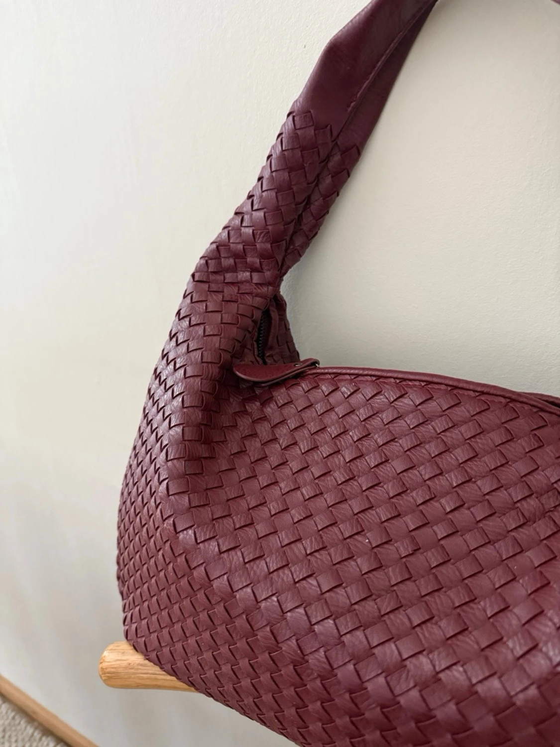 Vinröd/burgundy populär flätad lite större väska  - 1