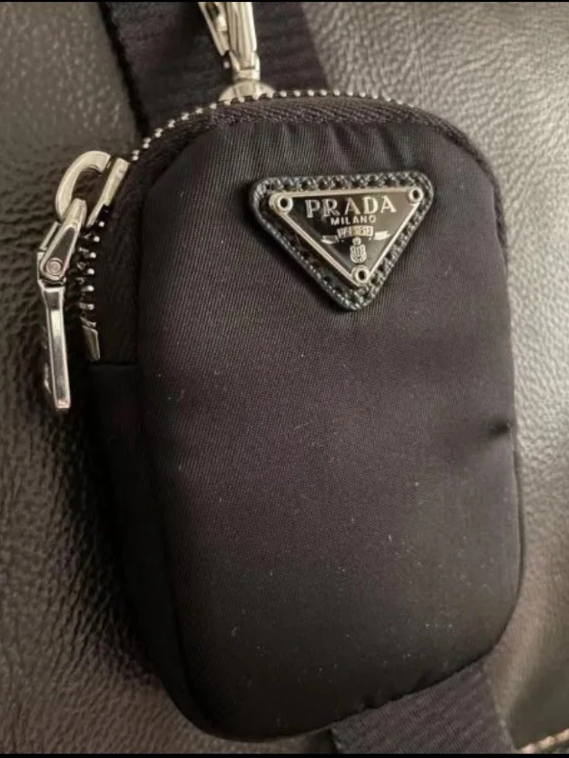 Svart axelväska från Prada med kedja - 1