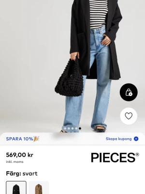 Svart kappa med knytskärp från PIECES - Stilren svart kappa från PIECES med knytskärp i midjan och stora framfickor. Kappan har rak passform, långa ärmar och enkel design som passar till jeans eller klänning. 