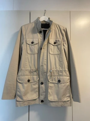 Beige field jacka - Tja, säljer denna field jackan från Henri Lloyd. Den är väldigt skön och passar till allt. Passar perfekt nu vid vintern o inför våren. Priset är inte hugget i sten!// Alex closet✨✨