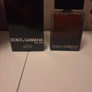 Dolce & Gabbana The One edp - Stilren herrparfym från Dolce & Gabbana – The One Eau de Parfum. Tillverkad i Italien. Perfekt för dig som vill sticka ut med en klassisk och modern doft. Har använt max 5 sprut, så den är som ny. Pris kan diskuteras.