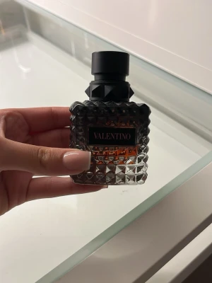 Valentino parfym Born in roma - Valentino Uomo Born In Roma 50 ml säljes för 699 kr (ordinarie pris ca 900–1 150 kr i butik). En modern och maskulin doft med fräsch öppning och varm, elegant bas av trä och vanilj. Passar lika bra till vardag som kväll och är en riktig komplimangmagnet. Väldigt lite använd men säljs till billigt pris.
