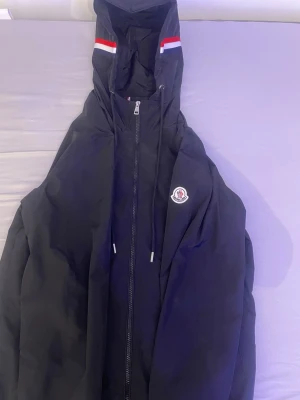 Moncler windbreaker  - Moncler windbreaker helt ny qr kod fungerar
