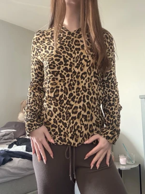 Leopardmönstrad långärmad topp - Leopardmönstrad långärmad topp med v-ringning. Går att knäppa vid halsen❤️