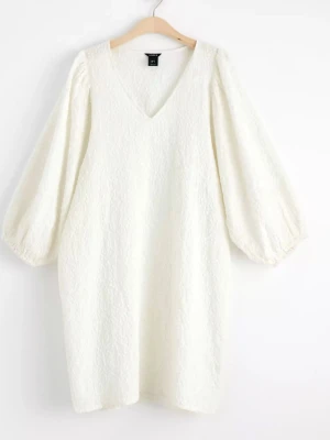 Vit klänning   - Fin vit puffärmad sommarklänning. Passar perfekt till studenten, mösspåtagningen men också midsommar🫶 Tunn och lätt i materialet men inte genomskinlig! Använd en gång  