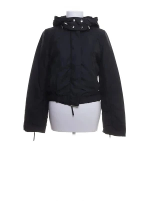 Svart vindjacka med huva - Svart jacka med dragsko i midjan och huva. Jackan har långa ärmar med dragkedjor vid ärmsluten och en kortare, boxig passform. Perfekt för blåsiga dagar och enkel att matcha med olika outfits. Pris kan diskuteras vid snabb affär 💕
