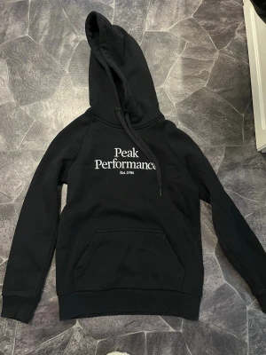 Peak performance Hoodie  - Hoodie från Peak Performance i storlek XS använd max 3 gånger så hel och fin. 