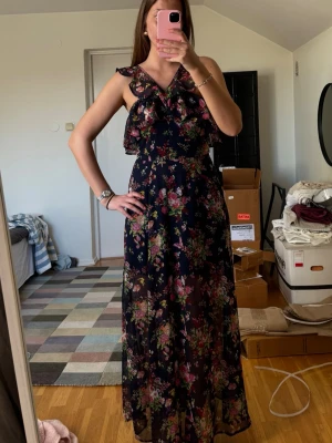 Lång klänning - Lång klänning med blommor 