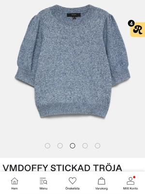 Blå stickad tröja från Vero Moda - Säljer denna stickad kortärmad tröja då den aldrig används längre. Den har nått lite tecken på användning, bara och skriva så skickar jag bild. Från vero moda, skriv om ni är intresserade om ni är missnöjda med priset💞
