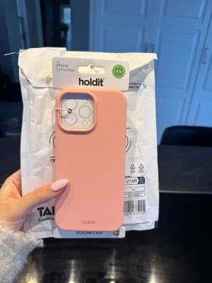 Korall mobilskal (helt nytt) - Helt nytt skal, alla lappar kvar, säljer då jag råkade beställa till fel mobiltyp🥲det är Holdits korallfärg som är slåtsålt på många ställen🫶det är till iPhone 15 PRO MAX