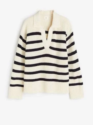 Randig stickad tröja med krage - Snygg stickad tröja i offwhite med svarta horisontella ränder. Tröjan har en djup v-ringning med bred krage och långa ärmar. Ribbstickade muddar vid ärmslut och nederkant. Perfekt för en avslappnad och trendig look.   OBS den på bilden är från hm, min är från mbym och är lite kortare i längden