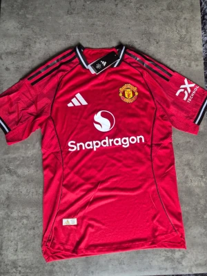 Manchester United jersey  - Manchester United jersey  Mbuemo 19 storlek M