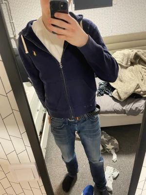 Ralph lauren zip hoodie - Snygg zip ifrån Ralph lauren. Storlek m, jag e 187 och väger 72kg. Liten fläck på armen men syns knappt. Skickas samma elle rnösta dag