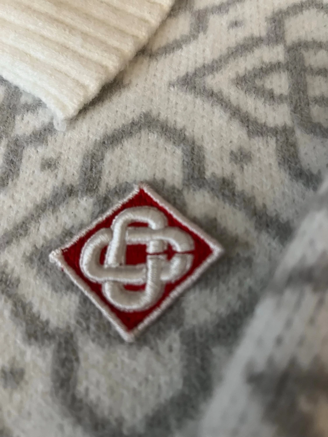 Vit och grå mönstrad kofta från CASA BLANCA - 1