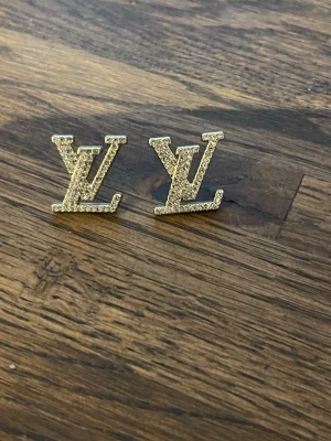  örhängen  - Mode örhängen guld färg.