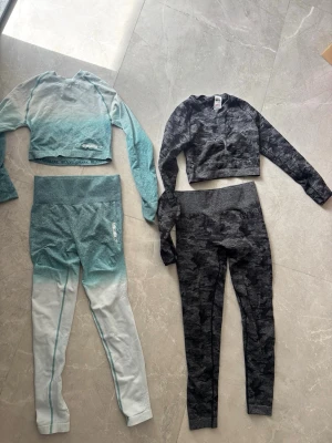 Gymshark set - 2 gymshark set. Gröna tröjan är storlek S och byxorna storlek M. Mörka är båda storlek M. Köp båda för 350kr annars 200kr för 1 set