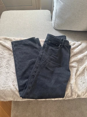Svarta raka jeans från Jack & Jones - Säljer dessa snygga jeans från Jack & Jones i modellen ”Baggy Alex”. Färgen är washed black och storleken är W31/L32. Passformen är mer avslappad och byxorna är väldigt lätta att styla i vardagen🤝