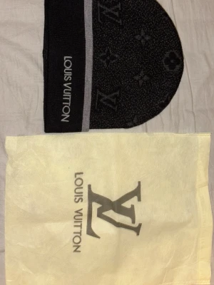 Svart mössa - Snygg svart Lvv mössa aldrig använd är i bra skick pris kan diskuteras 