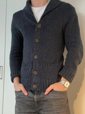Levis cardigan  - Mörkblå Levis cardigan i storlek S, men passar också M. Superfint skick och fungerar till lager på lager. Vid funderingar eller frågor är du bara ett meddelande ifrån!😊✌️