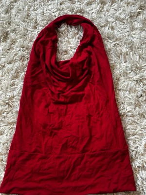 Röd topp - Snygg röd topp i bomull. Perfekt att slänga på sig för att addera färg till din outfit. Toppen enkel, stilren design utan mönster eller detaljer.