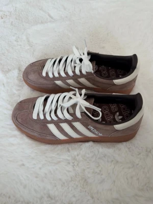 Nya adidas spezial brun  - Helt nya, oanvända bruna Adidas Spezial i storlek 38. Säljer p g a fel storlek.   Finns i Kalmar, kan skickas mot fraktkostnad. 