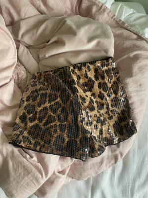 Snygga leopardshorts - Snygga leopardshorts i storlek xs från Shein 