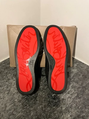 Christian Louboutin skor - Svarta Christian Louboutin sneakers. Helt nya! Boxen är dock trasig. Priset är inte fast. Kom privat för flera frågor!