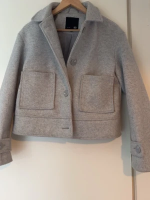 Ljusgrå vårjacka med knappar - Söt ljusgrå jacka/kappa ifrån lager 157❣️ Storlek xs men passar på xs/s. Använd fåtal gånger men inga tecken på användning❤️