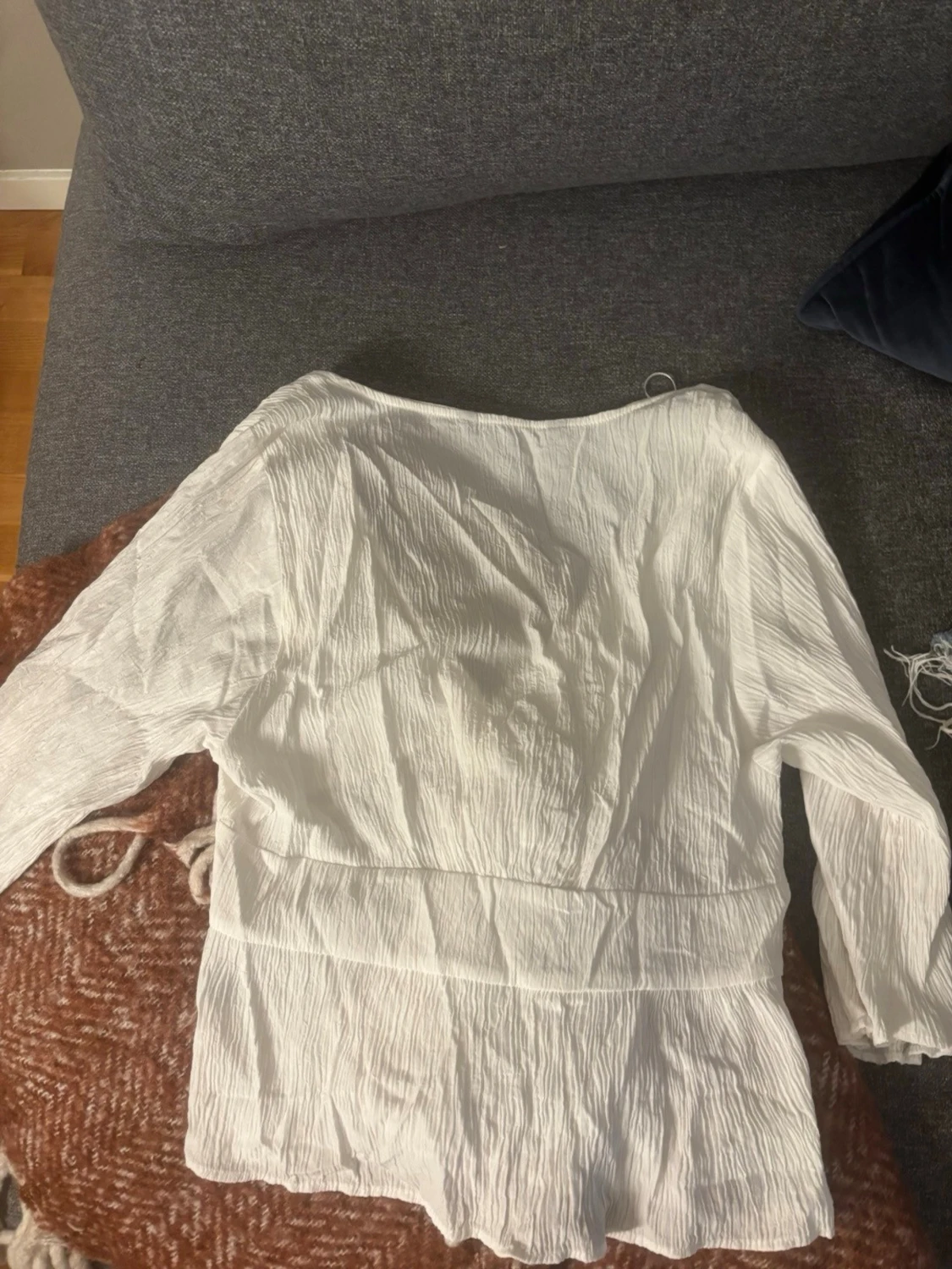 Vit blus med söta detaljer - 3