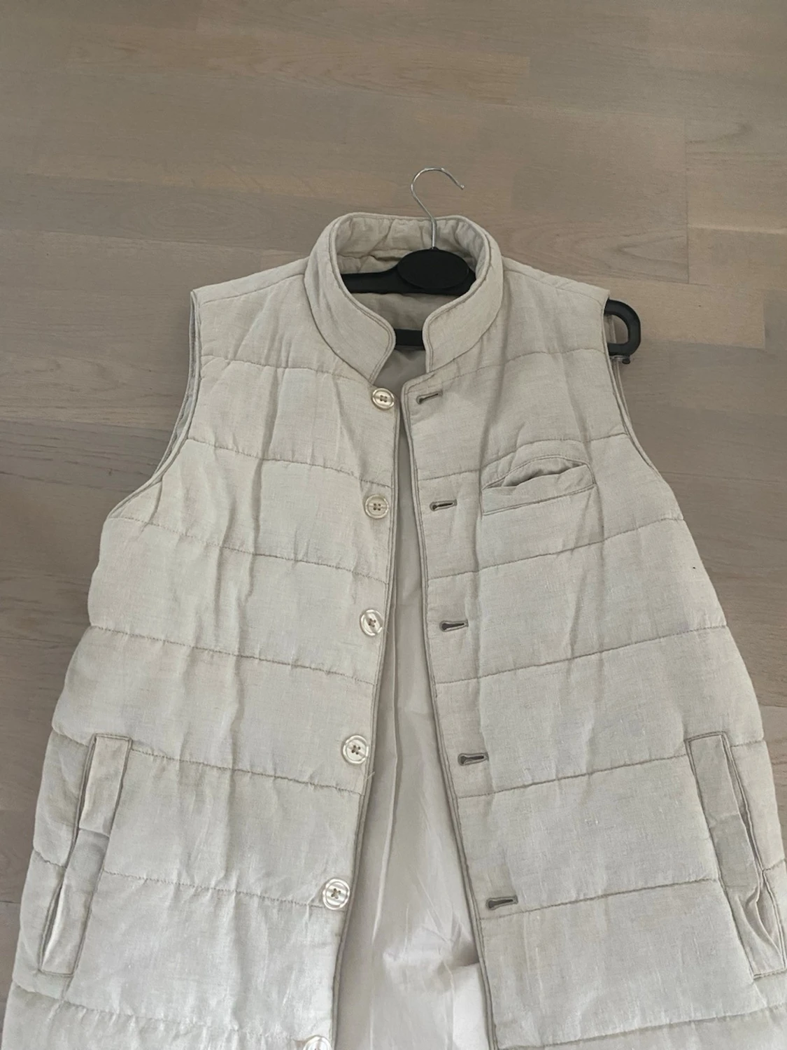 Beige dunväst från John Henric