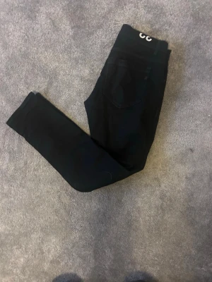 Svarta skinny jeans från Crocker - Svarta slim fit Dondup jeans utan slitningar. Dem här säljs för 950kr medan ny pris är 3500kr