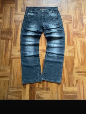 Baggy jeans - Jeans med riktigt snygga fickor och bra baggy  passform. Bra skick men lite slitage vid  benöppningarna. Mått syns på bilderna! Står  W36 L32 men skulle säga W33