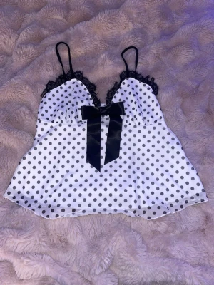 Prickig topp  - Säljer denna fina topp som passar till fest men även en vanlig vardag, köpte på vinted för 145! Den var oanvänd när jag köpte och jag har aldrig använt den heller, den har ej kommit till användning 