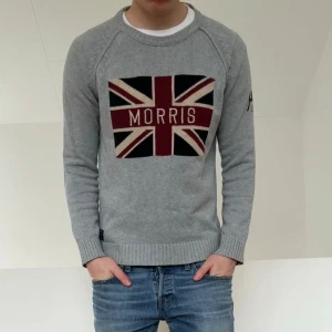 Morris Storbritannien tröja - En Morris UK tröja i färgen grå. Tröjan är bra skick utan nåra defekter och sitter i strl S! Hör gärna av er vid frågor elr funderingar!!