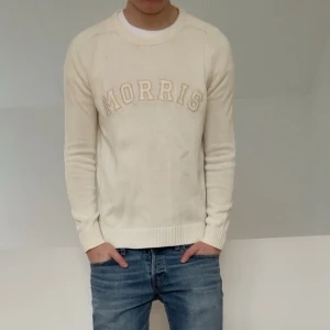 Morris cremevit tröja - Säljer en sjukt nice cremevit Morris tröja som sitter i strl S. Tröjan är i bra skick utan nåra defekter och hör gärna av er vid frågor elr funderingar!!