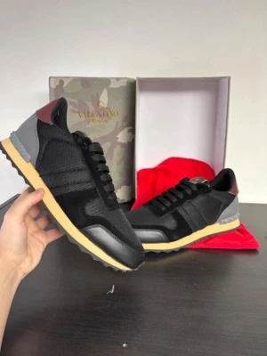 Valentino rockrunners - Valentino Rockrunners! Storlek: 43  Skick : 9,5-10   Nypris : 7000kr   Mitt pris : 2399kr    Og : Box dustbag! OBS Köp inte här kontakta förstå så skrev köp på ett annat Plick konto ✌️🙌😊, 