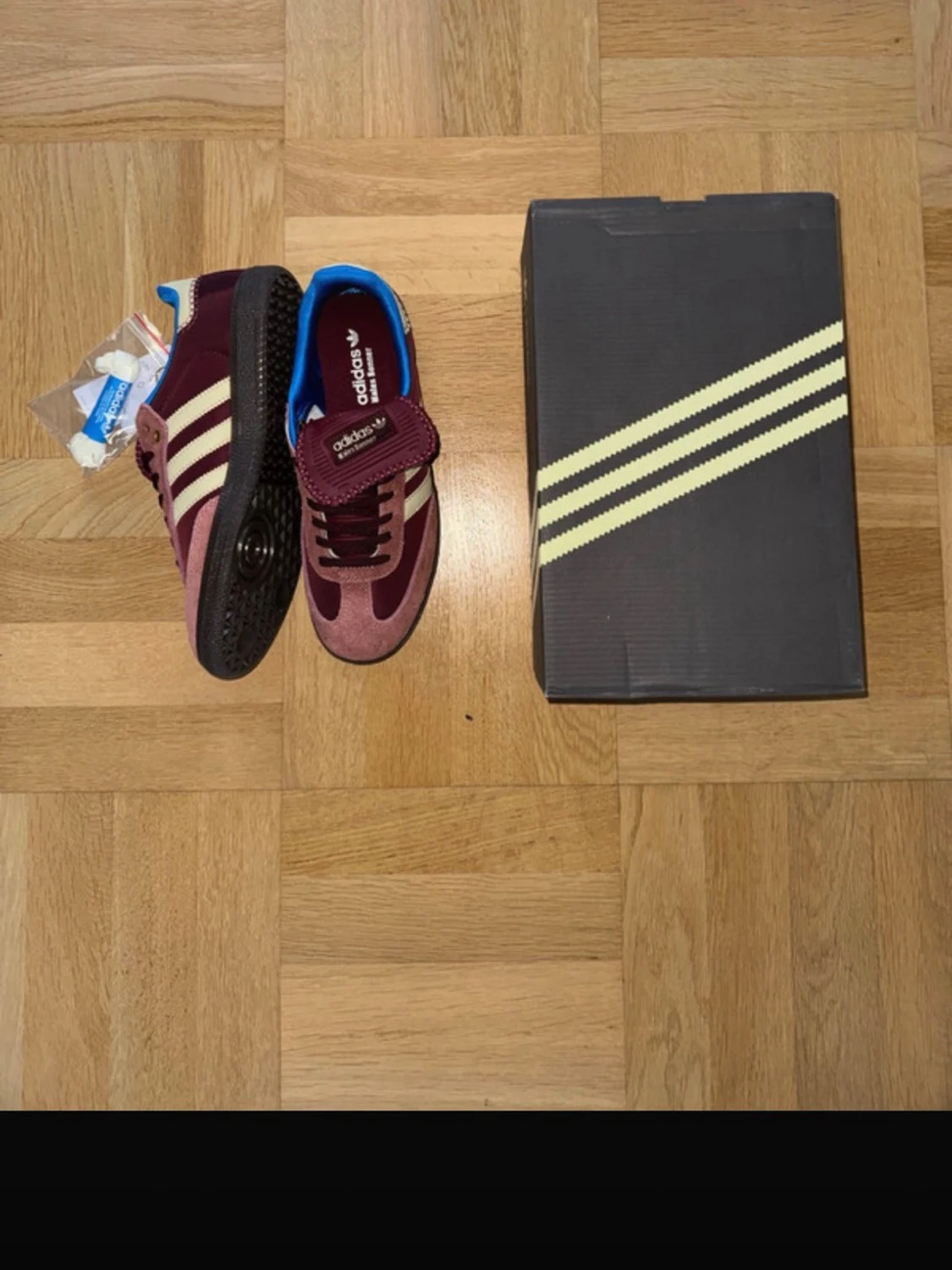 Adidas burgundy och rosa sneakers - 1