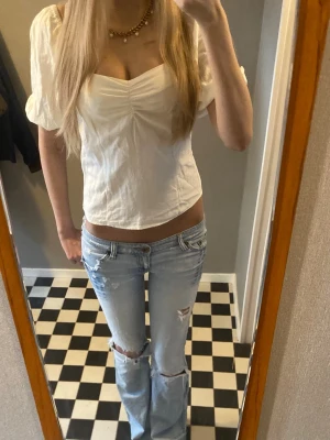 Vit blus  - Säljer denna vita blusen från hm i storlek 34