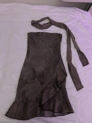 Bandeauklänning - Bandeauklänning med matchande halsduk/sjal från Zara. 