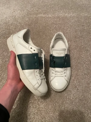 Valentino open - Valentino Opens i storlek 41,5 passar 42,5, skick 8/10 endast skor medföljer vid köp/ hör av er vid funderingar