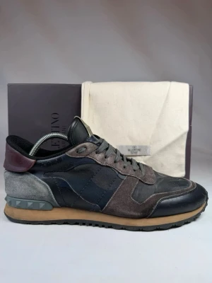 Valentino rockrunner - Ett par riktigt snygga Valentino rock Runner. de följer med skokartong och påse. Skicket är jättebra 10/10. Pris ligger på 1499 men kan diskuteras ☺️☺️