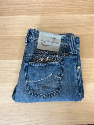 Jacob Cohën Jeans | 688 - Tvärfeta Jacob Cohën jeans😁| W34 | Modell: 688 | Defekter: Nej, men jeansen är uppsydda och har inte kvar originalsömmen. | Midja: 42 cm | Längd: 100 cm | Innerbenslängd: 76 cm | Måttavvikelser +-1 cm | Modellen är 175 cm och väger 70 kg | Tveka inte att kontakta mig vid frågor😁